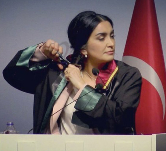 Avukatlar Mahsa Amini için saçlarını kesti
