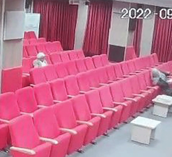 Aydınlar Ocağı konferansında protokol koltuğuna oturan kadın darp edildi
