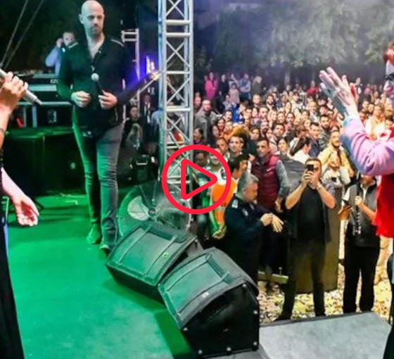 Meral Akşener, Melek Mosso konserinde 'Yıllar Affetmez'i söyledi