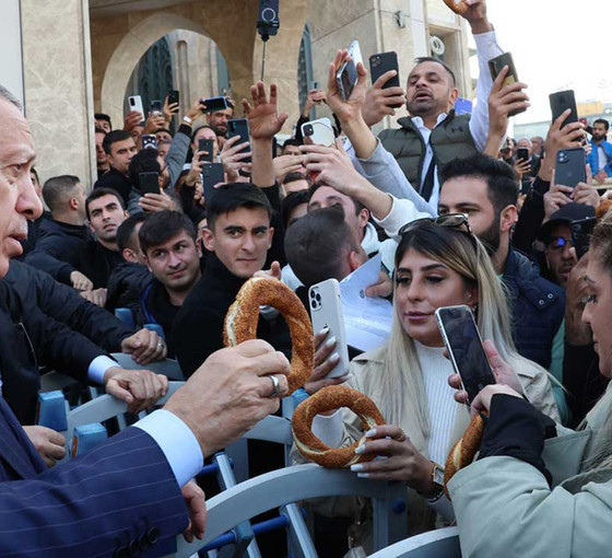 Erdoğan, Taksim'de simit dağıttı