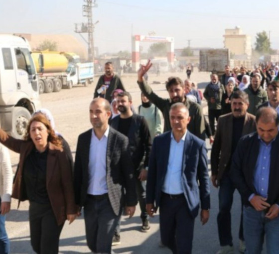 Habur Sınır Kapısı'na yürüyüş: Silopi'de toplananlara tazyikli suyla gaz sıkıldı