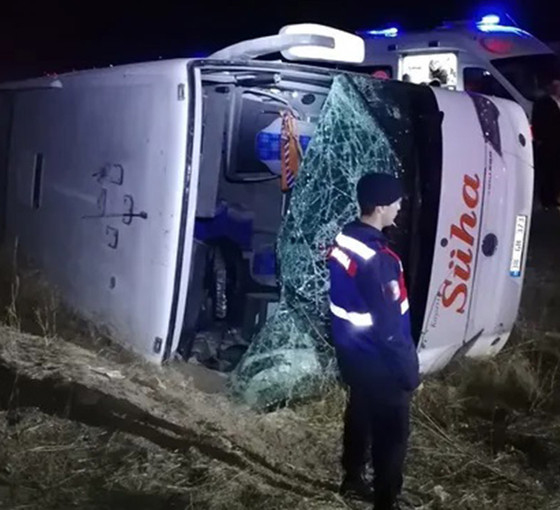 Yeniden Refah Partililerin otobüsü devrildi: 17 yaralı