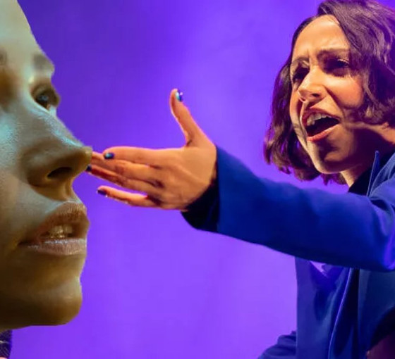 Zeynep Bastık'a pet şişe attılar, konser yarıda bitti