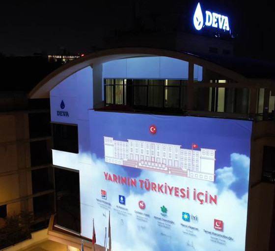 DEVA Partisi binasına yansıtılan görüntüde 'Hemen Demokrasi' vurgusu yapıldı