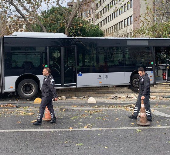 Kadıköy'de belediyenin bahçe duvarına çarpıp asılı kalan metrobüs çekildi