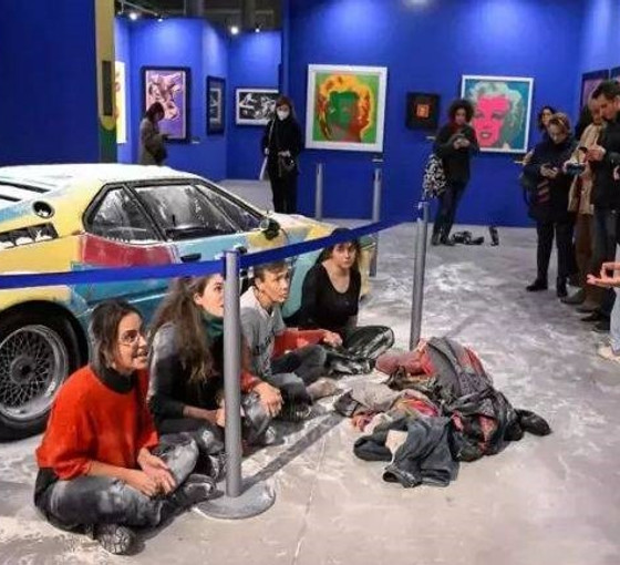 İklim aktivistlerinin hedefi bu kez Andy Warhol’un tasarımı oldu