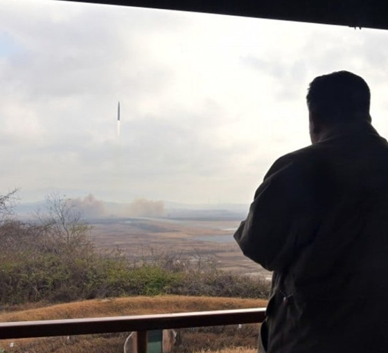 Kuzey Kore lideri kızıyla el ele balistik füze atışını izledi