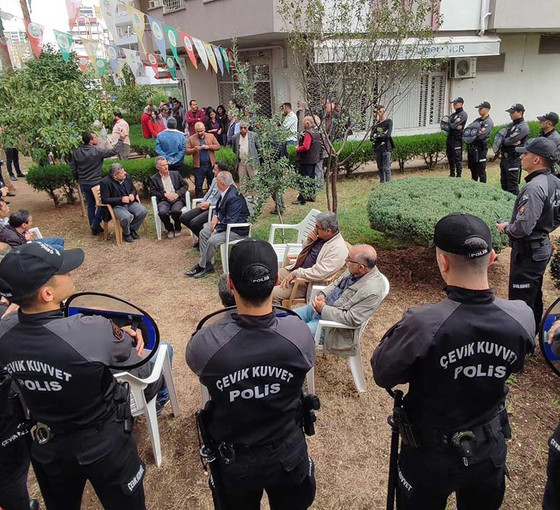 HDP'nin savaş karşıtı eylemine polis engeli