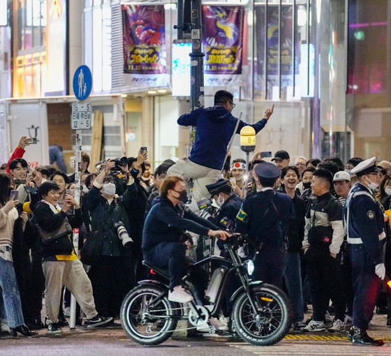 Japonların Dünya Kupası kutlaması viral oldu: Kırmızı ışıkta eğlenip, yeşilde araçlara yol verdiler