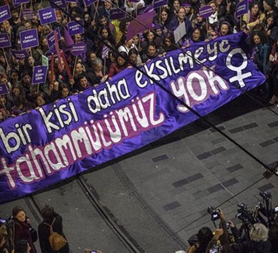 Kocaeli'de yol kenarında kadın cesedi bulundu