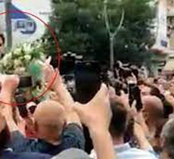 Akşener'e çiçek veren öğretmen maaşı kesilip sürüldü: 'Adalet için elimizden geleni yapacağız'