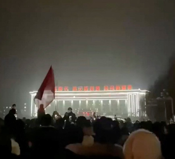 Çin'in Sincan bölgesinde Covid-19 kısıtlamalarına protesto