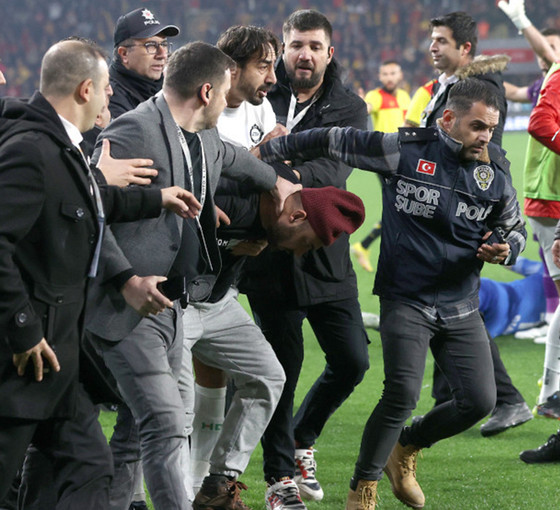 Taraftar futbolcuyu yaraladı, İzmir derbisi yarıda kaldı