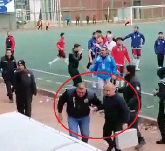 Bursa'da maç sırasında sahaya atılan davul tokmağı polisin yüzüne geldi