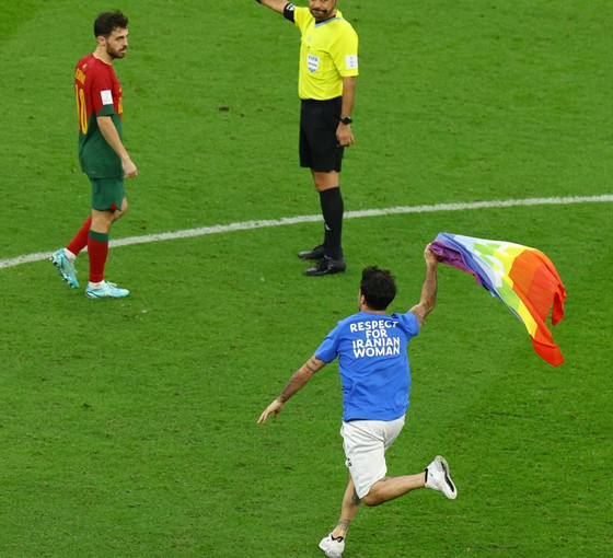 Portekiz-Uruguay maçında sahaya inip LGBTİ+ bayrağı açan aktivist serbest bırakıldı