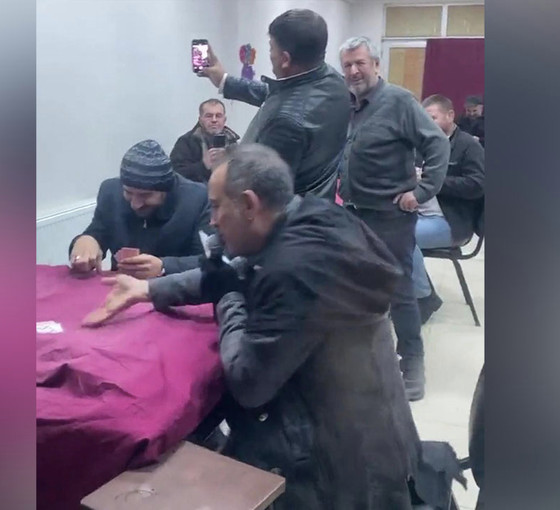 Haluk Levent konser verirken kahvehaneye girdi: Hem şarkı söyledi hem de kağıt oynadı