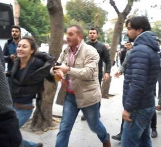 Gazeteci Beyza Kural’a ters kelepçe yapan polislere sadece para cezası