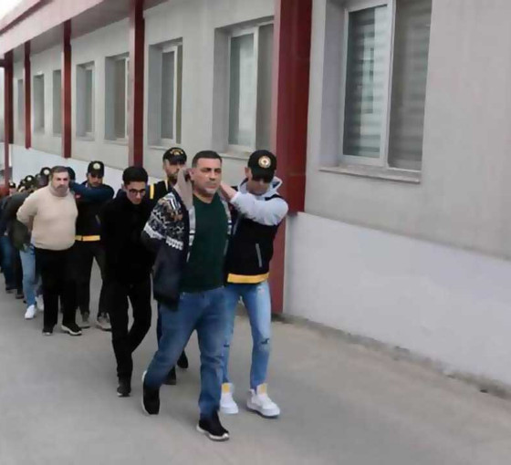 Kendilerini yaraladığını iddia ettikleri genci işkenceyle öldürdüler