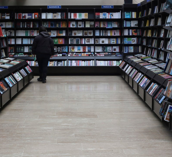 Dövizdeki artış okuru da kitapevini de vurdu: ‘Kitap alanlarla araba satar gibi pazarlık yapıyoruz’