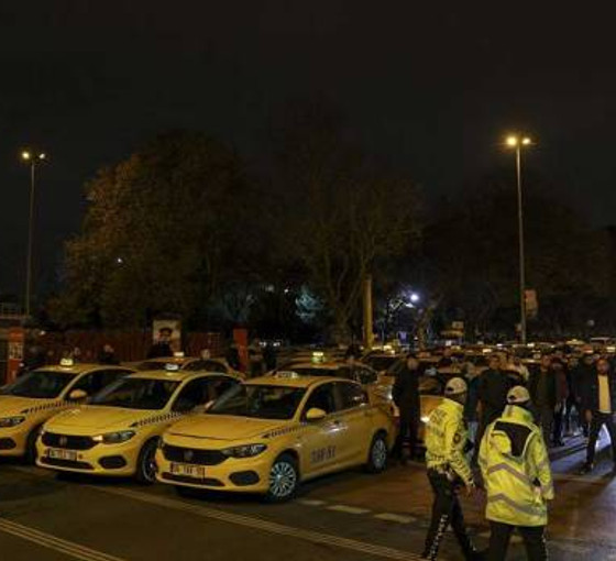 Taksiciler İBB önünde eylem yaptı