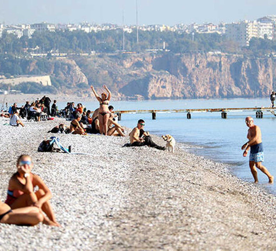 Antalya'da deniz suyu sıcaklığı 21 derece, sahil dolu