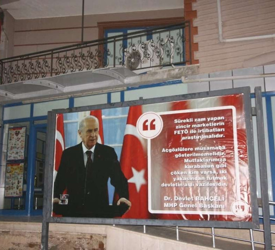 MHP'li belediye BİM'in önüne Bahçeli'nin FETÖ suçlamasını yerleştirdi
