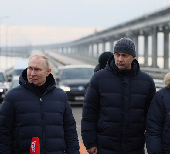 Putin'den gövde gösterisi: Kırım Köprüsü'nü ziyaret etti