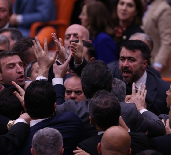 AKP'li Kurtulmuş 'Zindaşti' ve 'Zarrab' sloganlarıyla protesto edildi