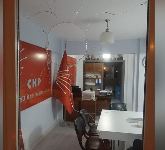 CHP Gürsu İlçe Başkanlığı'na taşlı saldırı