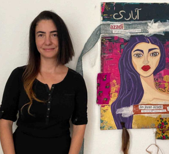 Aslı Filiz'den 'Yaşayan Kadınlar' sergisi: Saçlarını kesip tuvale ekledi