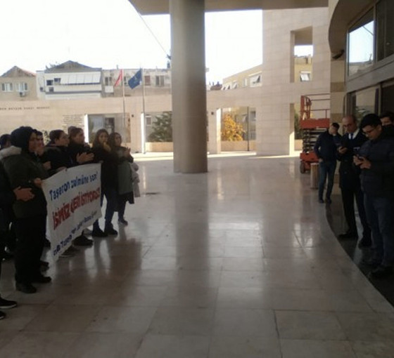 İşten çıkarılan evde bakım işçileri Tunç Soyer'i protesto etti