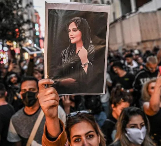 The Guardian: İran'da eylemlere katılan kadınların yüzlerine ve cinsel organlarına ateş ediliyor