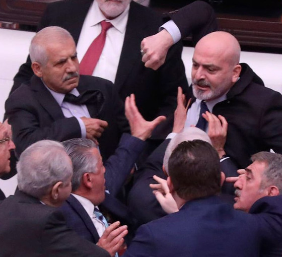 Siyasette bu hafta: Meclis'te kavga, başörtüsü teklifi, CHP'nin vizyon belgesi...