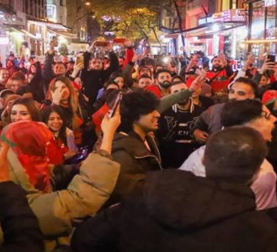 Faslılar Dünya Kupası yarı finalini Taksim'de kutluyor