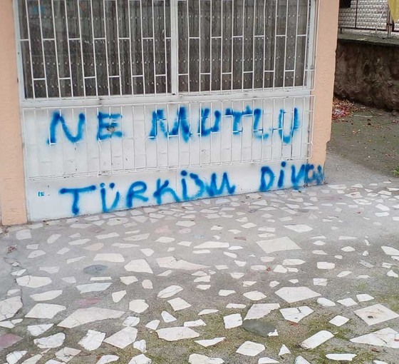 Keçiören’de HDP binasına 'Ne mutlu Türküm diyene' yazıldı