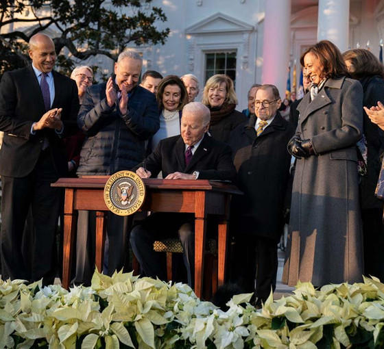 ABD Başkanı Joe Biden eşcinsel evliliği koruma altına alan yasayı onayladı
