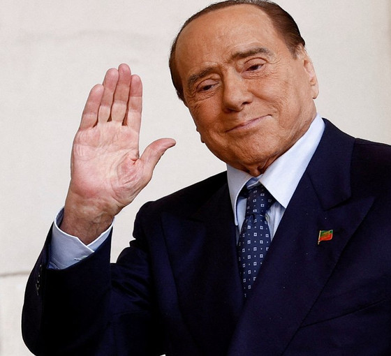 Eski İtalya Başbakanı Berlusconi'nin vasiyeti açıklandı: 100'er 100'er bölüştürmüş