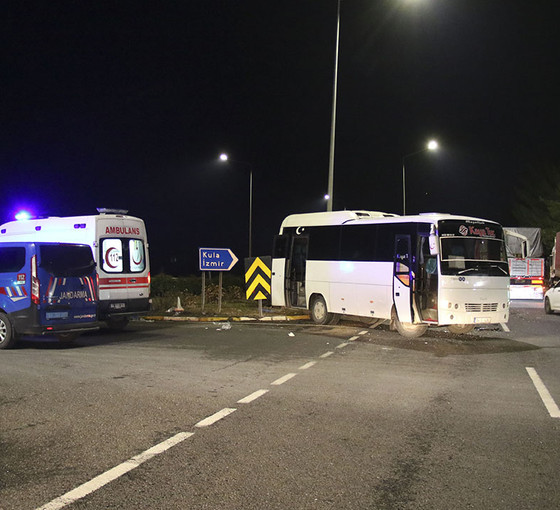 Uşak'ta işçi servisi kaza yaptı: Biri ağır 20 yaralı