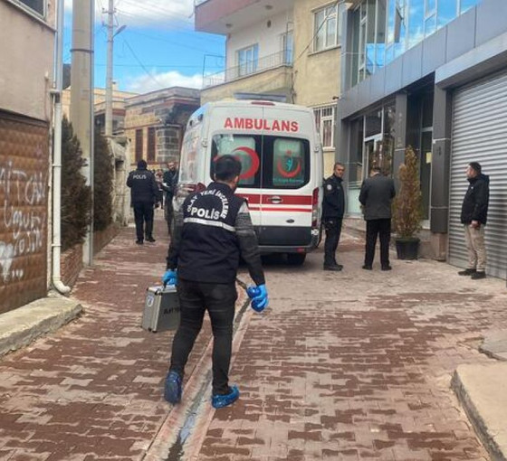 Niğde'de iki genç kaldıkları apartta ölü bulundu