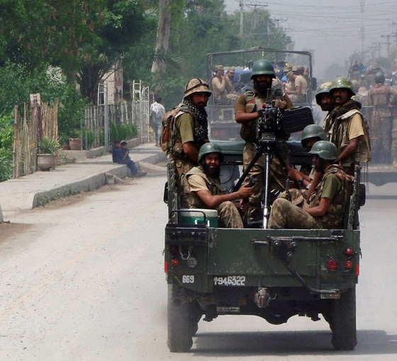 Pakistan Talibanı'nın iki gündür alıkoyduğu rehineler kurtarıldı