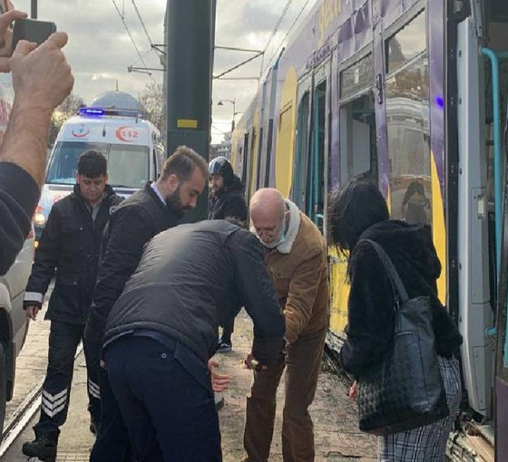 Kabataş'ta tramvay raydan çıktı: Altı kişi yaralandı