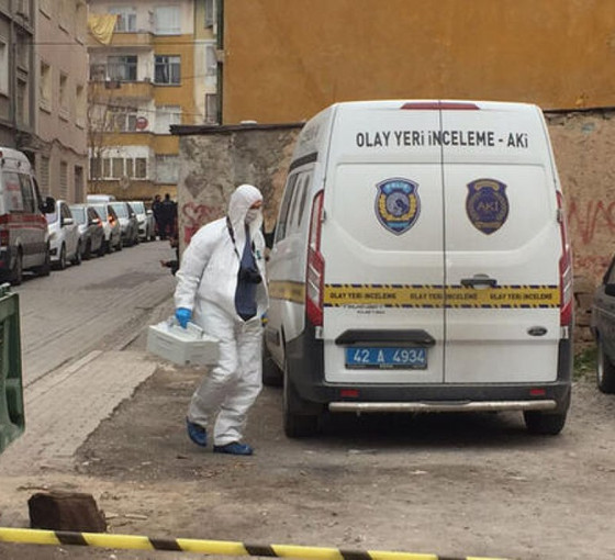 İki kızını bıçaklayarak öldürdü