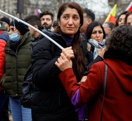 Paris'te binlerce kişi Kürtlere yönelik silahlı saldırıyı protesto etti