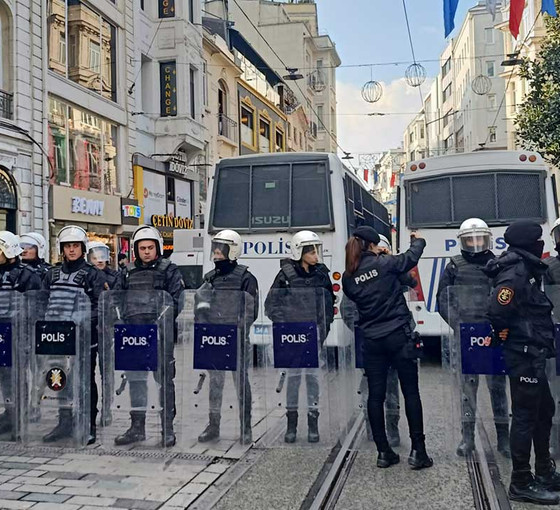 Fransa Başkonsolosluğu önündeki Paris saldırısı protestosuna gözaltı