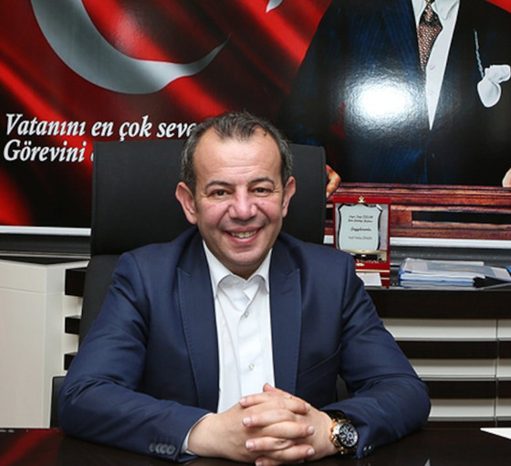 Tanju Özcan'ın makam odası önünde gözaltı