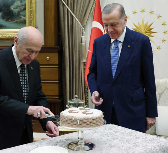 Erdoğan ve Bahçeli görüştü: Üç hilalli pastayla Bahçeli'ye doğum günü kutlaması