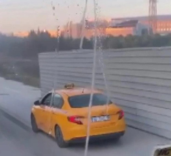 Esenyurt'ta taksici kaldırımdaki skuterli kadına çarptı