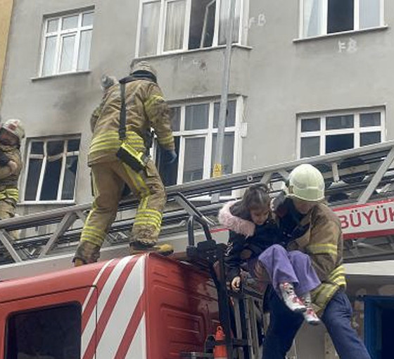 Beş katlı binada yangın: Mahsur kalan 10 kişi kurtarıldı