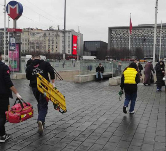 Taksim metrosunda bir yolcu raylara düştü, seferler durduruldu