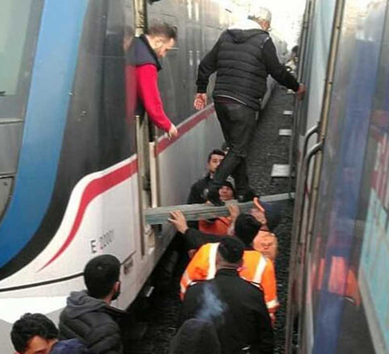 İZBAN'da arıza: Yolcular kalasla diğer trene aktarıldı